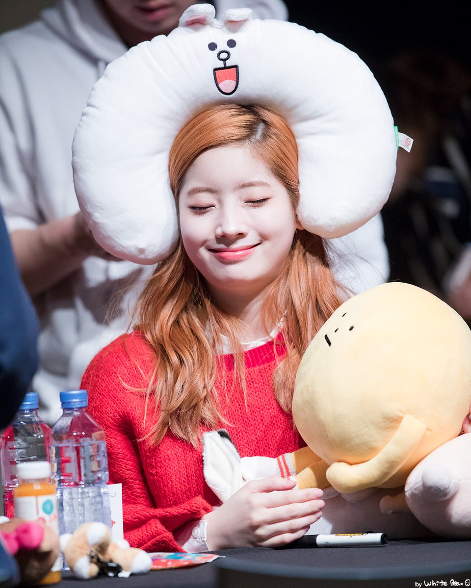 Dahyun_Fan's tweet photo. 20161114 강남팬싸인회
머리위 토끼! 
#다현 #TWICE #dahyun #트와이스 https://t.co/RsFP9QLQFn