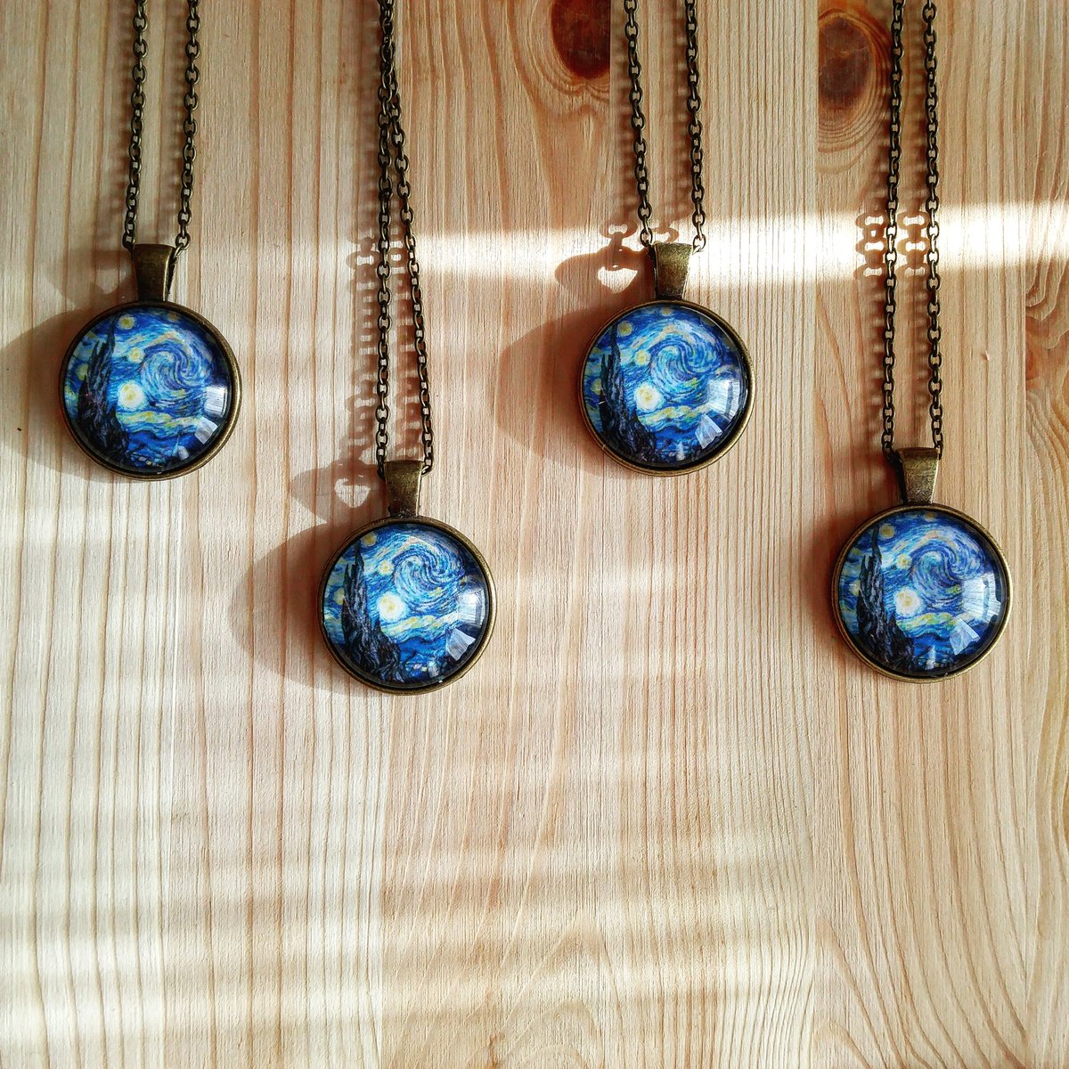 Aşağıdaki tweeti RTle. El yapımı bu muhteşem kolyeyi kazanma şansı yakala💙