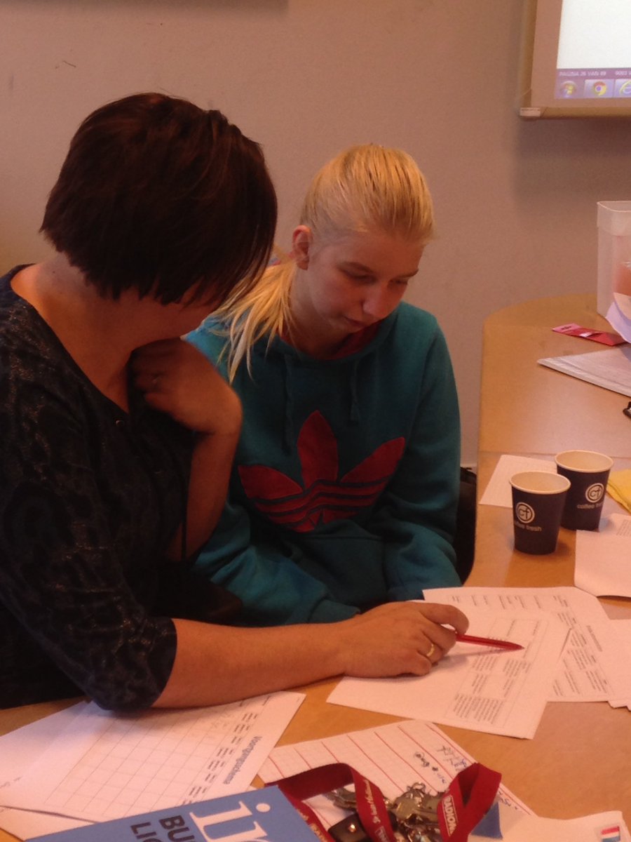 MarenkaVanToor's tweet photo. Dag 2 #vernieuwdvmbo projectweek d&amp;p. Docent is coach, lln werken aan vaardigheden staat centraal. Geen cijfers deze week! #liemerscollege. https://t.co/xwHCsnkxe9