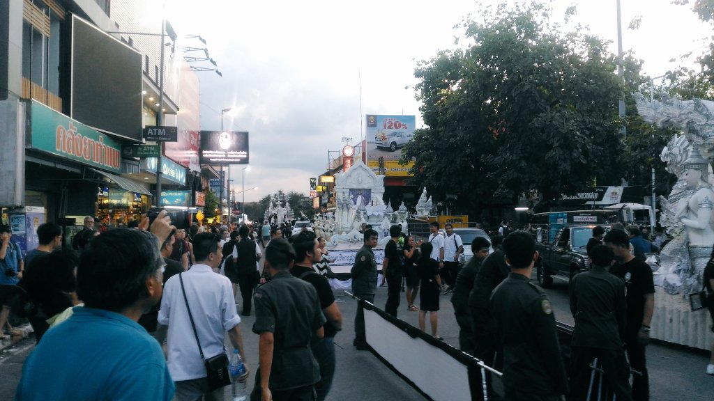 MosMass_comm's tweet photo. บรรยากาศล่าสุดที่ประตูท่าแพ มีการเตรียมความพร้อมเพื่อเตรียมตัวเลื่อนขบวนในเวลา19.00น.โดยผู้ว่าราชการจังหวัดเชียงใหม่เป็นประธานในพิธี #57MC https://t.co/71og6ME47B