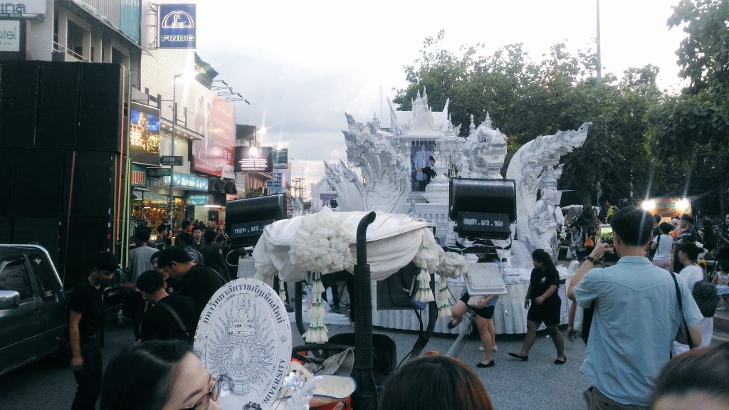 MosMass_comm's tweet photo. บรรยากาศล่าสุดที่ประตูท่าแพ มีการเตรียมความพร้อมเพื่อเตรียมตัวเลื่อนขบวนในเวลา19.00น.โดยผู้ว่าราชการจังหวัดเชียงใหม่เป็นประธานในพิธี #57MC https://t.co/71og6ME47B