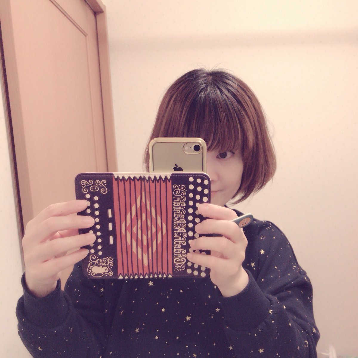 Yurino さっきのスマホケース 実はチャラン ポ ランタンのツアーグッズでね アコーディオンになってるのだよ しかも中にミラーもついてて女子力高め スマホ見るたびにミラーで色々チェックできる 鼻毛とか イエイ ٩ ๑ ᗨ ۶ Yurino さっきのスマホケース 実はチャラン ポ ランタンのツアーグッズでね アコーディオンになってるのだよ しかも中にミラーもついてて女子力高め スマホ見るたびにミラーで色々チェックできる 鼻毛とか イエイ ٩ ๑ ᗨ ۶