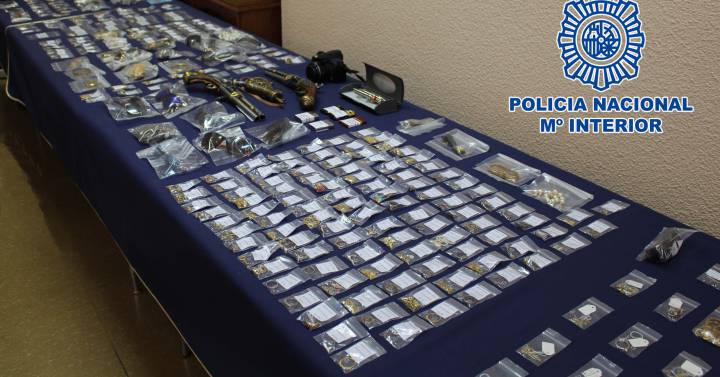 La policía expone más de 1.000 joyas recuperadas de robos en pisos buff.ly/2fR3DZb
