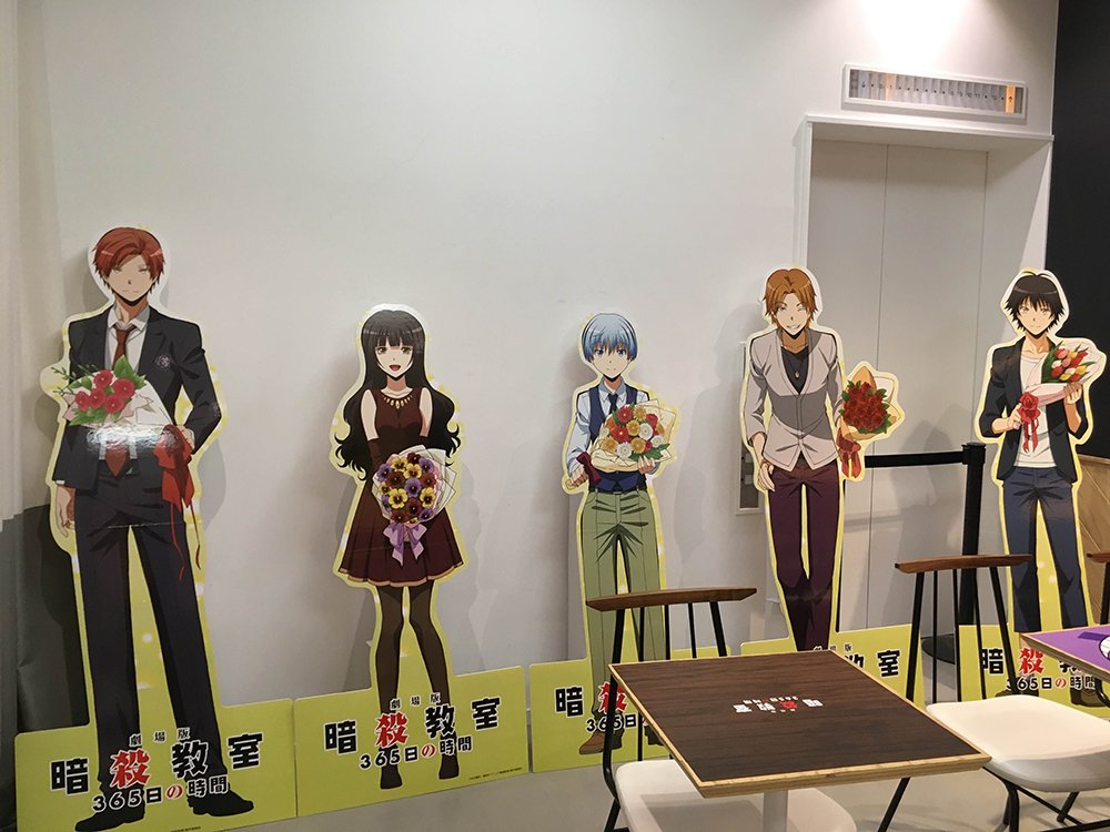 アニメ 暗殺教室 劇場版dvdbd発売 コラボカフェ 追加情報 新宿バルト9 劇場版 暗殺教室 カフェに 渚 業 カエデ 磯貝 前原の全身パネルが登場 掲出中の超大型ポスターのビジュアルを使った 7年後の5人の姿 コラボカフェで 是非探して