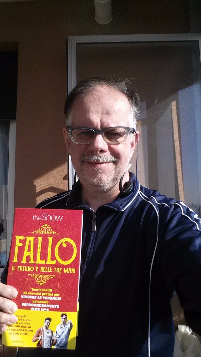 Il vostro libro mi è arrivato ora!!!! "Lascia che sia lei a chiederti se vivi da solo" pag. 140 - Bravi!! #FALLO <a href="/theshowisyou/">theShow</a> #isocialisti
