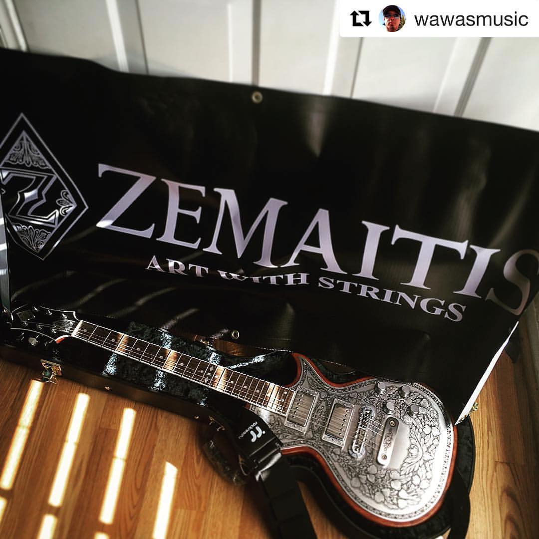 One fine looking guitar with a killer strap! 🎸📡
Awesome #Repost from our buddy Walter @wawasmusic 
#rockreadycases #rockreadyguitarstraps