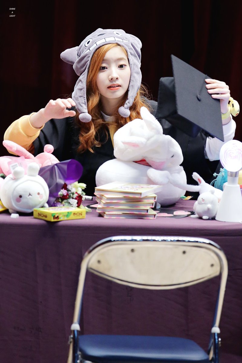 kimdahyun_kr's tweet photo. 161112 분당 #트와이스 #TWICE #다현 #dahyun
백곰같았던 우리 다현 >< 아푸지마 ㅠㅠㅠ 
코카콜라가 생각나는 분당 다횬..^.^ https://t.co/gYKjZqVmwa