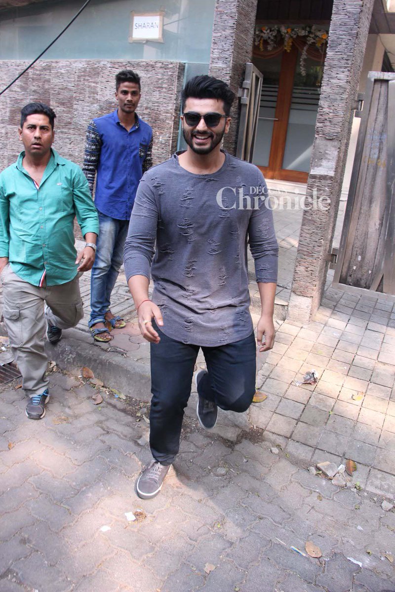 EntDC's tweet photo. .@Varun_dvn, @arjunk26, @AnilKapoor, @SrideviBKapoor, other stars make a fashion statement.
https://t.co/NkOnMuzkkJ https://t.co/Z6cPYDpacb