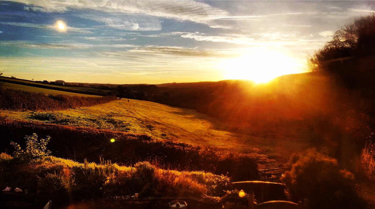 salcombefarm's tweet photo. 🍂A U T U M N A L 🍃Our lovely guest @butlershousenevis took this fantastic morning shot of the view from Salcombe Farm 🍁#salcombe https://t.co/NIs1gHd1iG