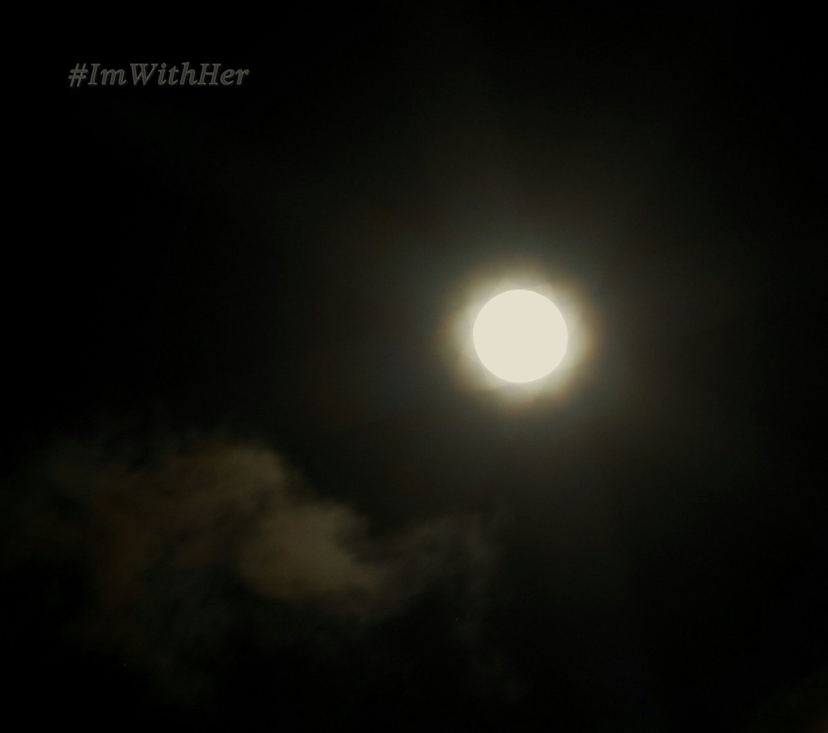 AngelSheaHawaii's tweet photo. This #supermoon is dedicated to you @HillaryClinton ! #ImWithHer #GoHillary #HillaryForPOTUS #FightForHillary #StandStrong #DumpTrump https://t.co/b25gy9jy8n