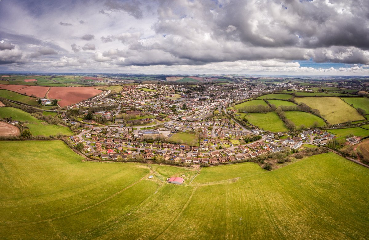 Helmores's tweet photo. Crediton town from the west looking absolutely stunning under moody skies
#expertsinproperty
#helmores
#droneoftheday
#devon
#crediton https://t.co/kpXvTKNBLw