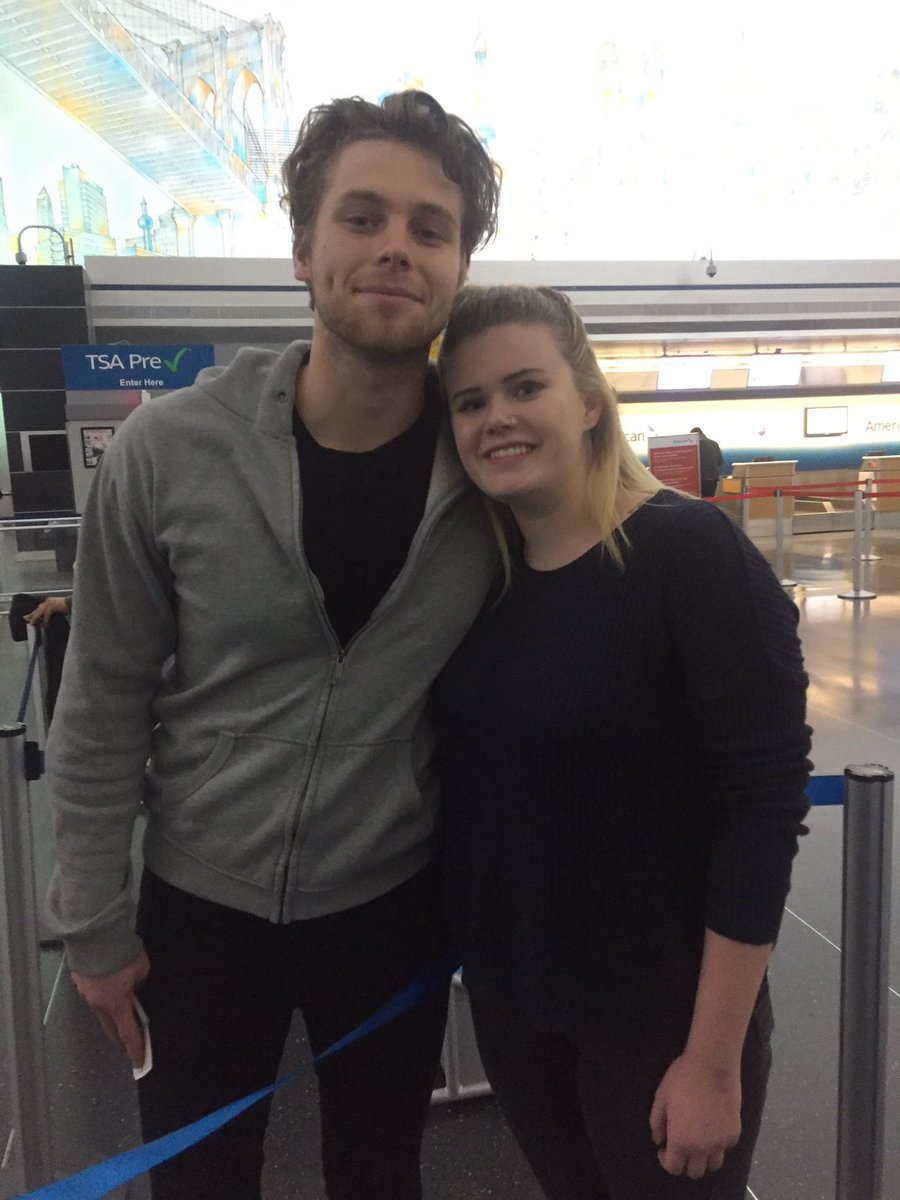 5SOSValencia's tweet photo. Ash hace 2 días y Luke ayer con @megandunn_ en Nueva York-S https://t.co/SFTDhnmOpz