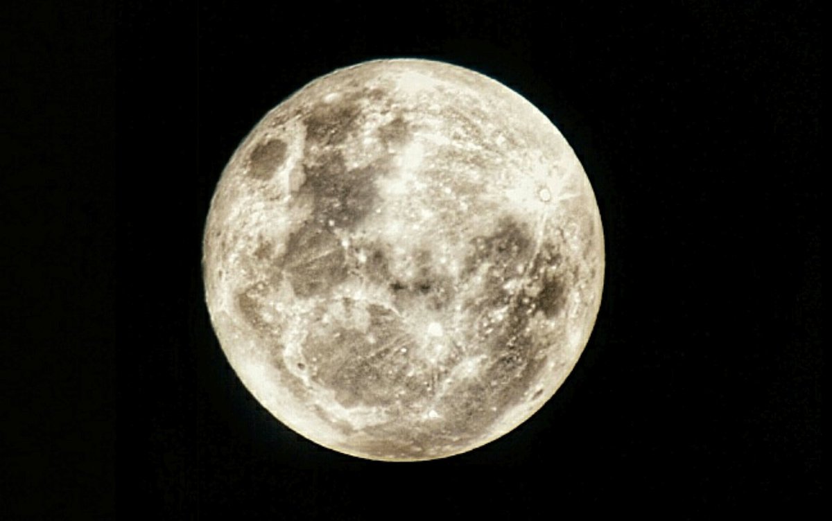g1's tweet photo. #Superlua: leitores do #G1 enviam FOTOS do fenômeno https://t.co/gHbIU6dfjX https://t.co/EvsNFQYQ3s