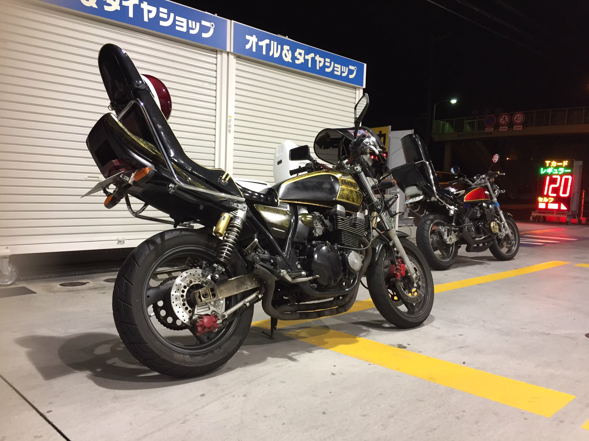 XJR400タンデムバー つま先立ち