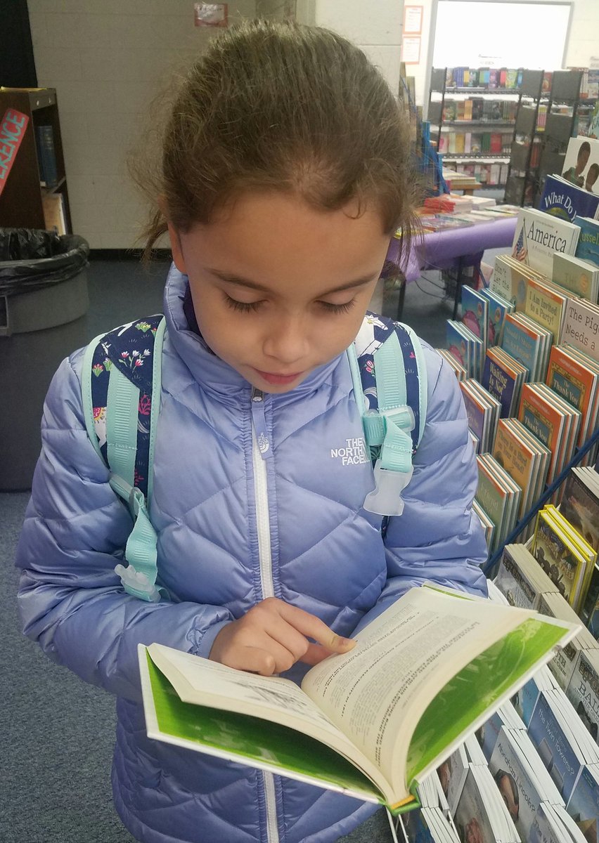 MsRivasPlata's tweet photo. First visitor of the book fair for the third year in a row! @FPGBilingue @FPGBLibrary #lovebooks https://t.co/Qp3esb3jCo