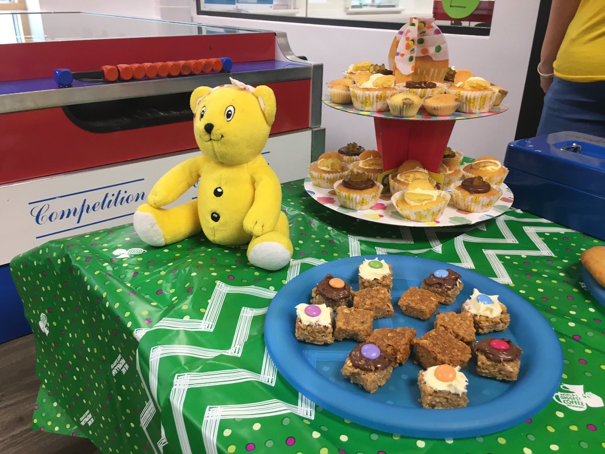 StudentLifeCH's tweet image. Pudsey is out helping the SU with their bake sale @BBCCiN #ChildrenInNeed