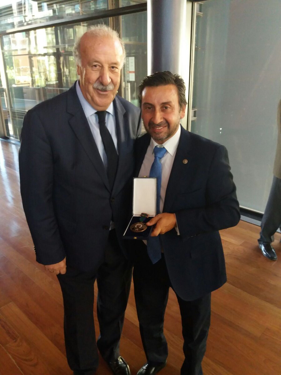 almendralejotm's tweet photo. @jbpereztm recibiendo la medalla de bronce al mérito Deportivo. https://t.co/X6R4qIrNXL