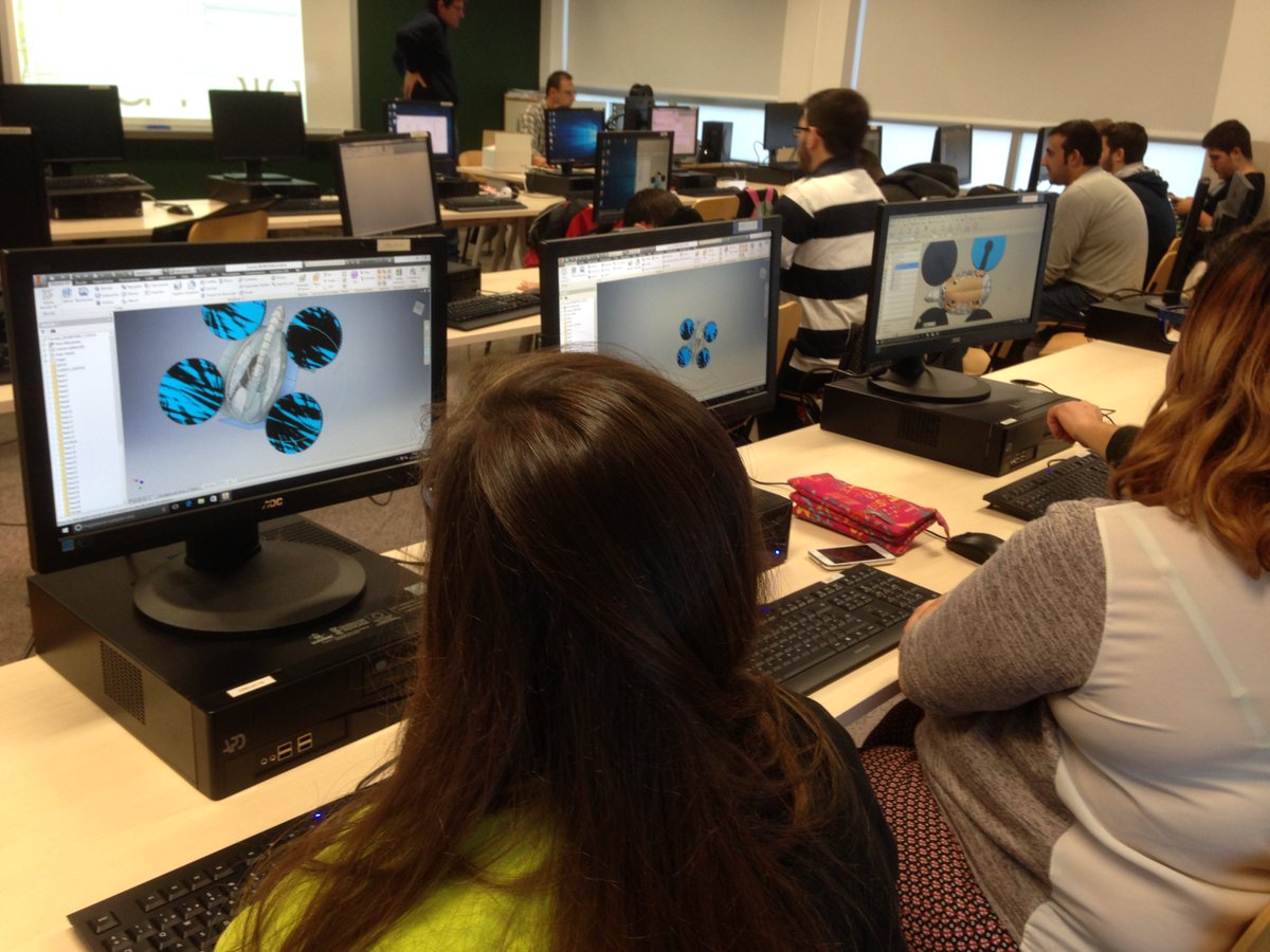 droneteamproj's tweet photo. #Esrasmusplus Droneteam project. Training about #dronedesign and 3D print by @AIJU_Tecnologi at @IESLaFoiaIbi for advanced #drone @sepiegob https://t.co/3G7HEdPz3z