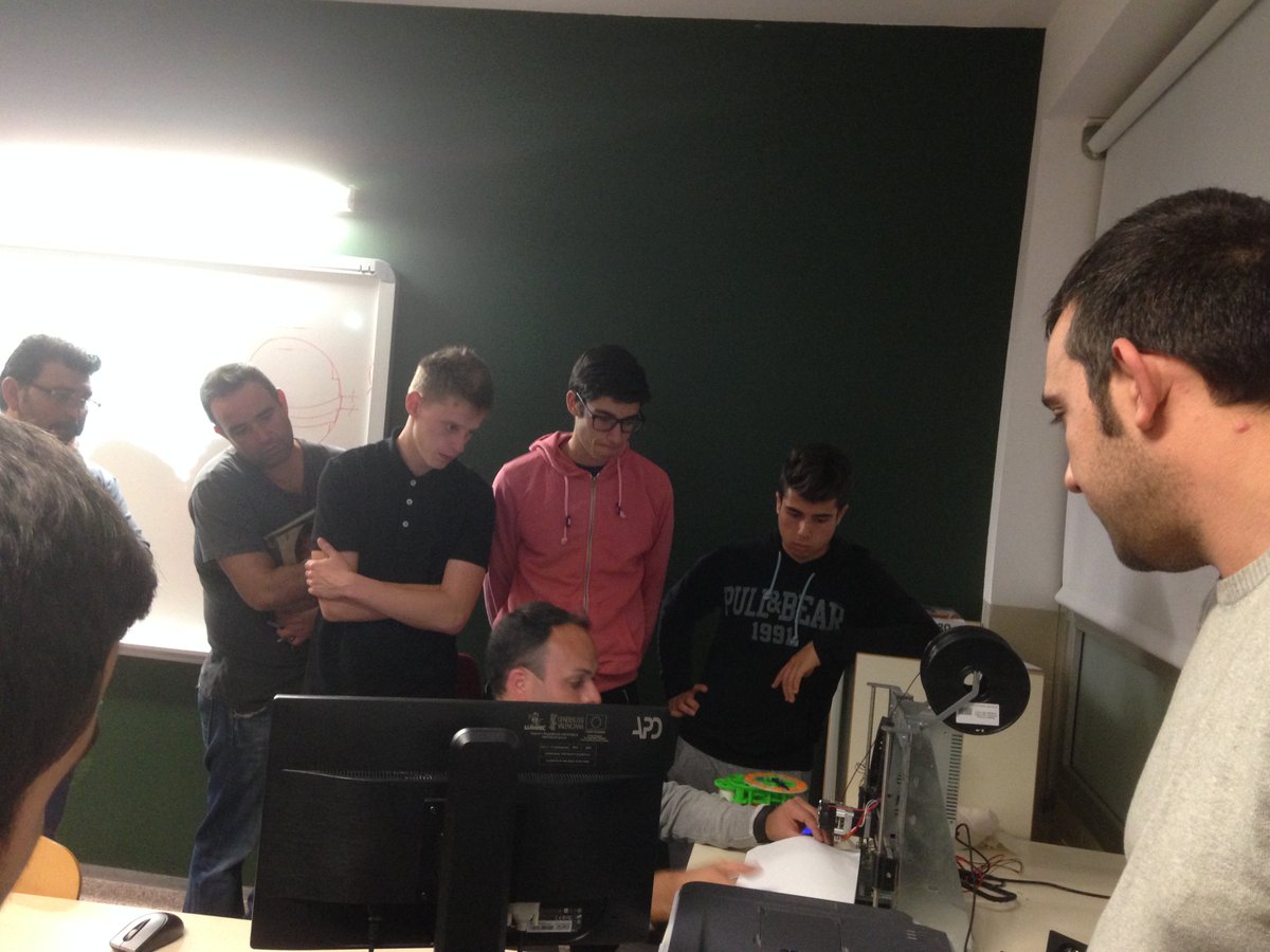 droneteamproj's tweet photo. #Esrasmusplus Droneteam project. Training about #dronedesign and 3D print by @AIJU_Tecnologi at @IESLaFoiaIbi for advanced #drone @sepiegob https://t.co/3G7HEdPz3z