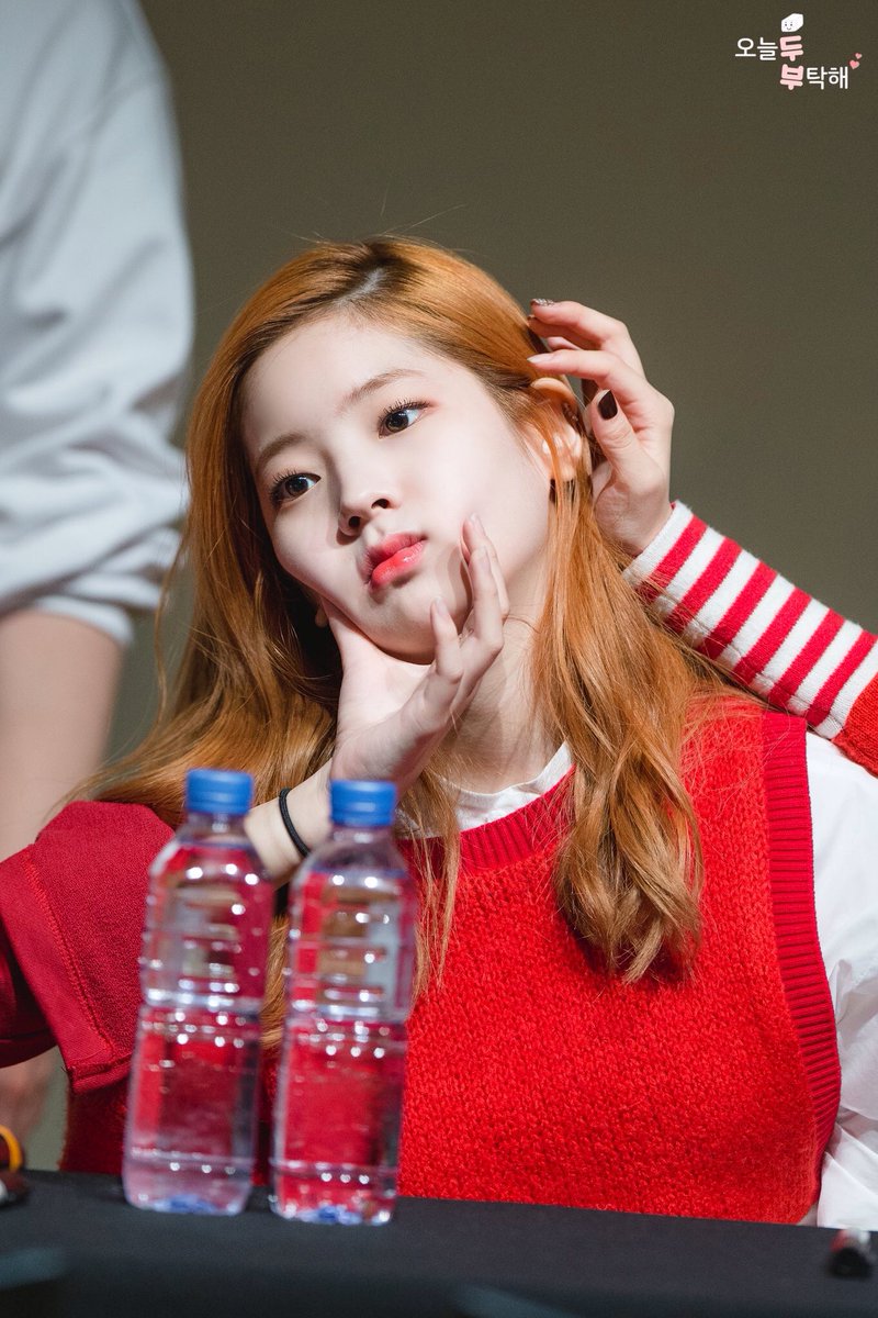 dubudahyun_intl's tweet photo. [HQ] 161114 Dahyun at Gangnam Fansigning Event #Dahyun #다현 #김다현 #TWICE #트와이스 (cr.dahyun_today) https://t.co/nGyD0yXzwQ