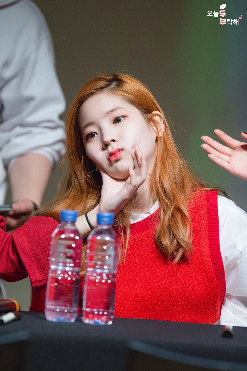 dubudahyun_intl's tweet photo. [HQ] 161114 Dahyun at Gangnam Fansigning Event #Dahyun #다현 #김다현 #TWICE #트와이스 (cr.dahyun_today) https://t.co/nGyD0yXzwQ