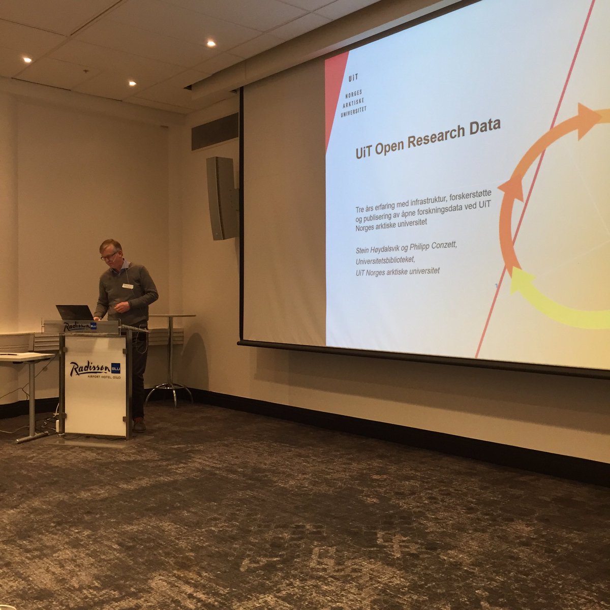 hildetd's tweet photo. @SteinHoydalsvik snakker om @UiTromso og åpne forskningsdata #fdata2016 https://t.co/kpfIP6eRQK