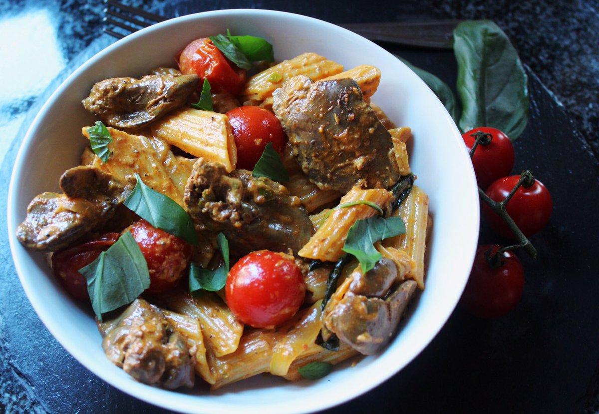 Creamy chicken liver pasta for lunch 
#cookingwithluyanda