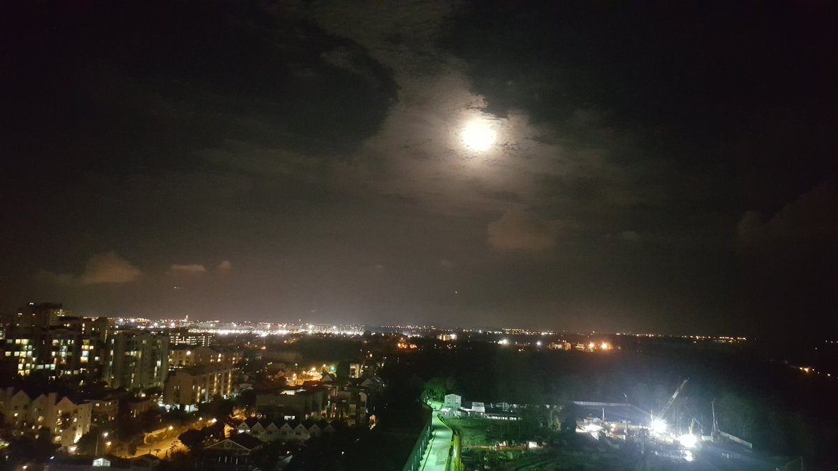hareeshsm's tweet photo. Whoa! That's really a view. #supermoon over the Singapore skyline. And believe me, its not zoomed #nasasupermoon #Singapore https://t.co/DRWP5rAYU8