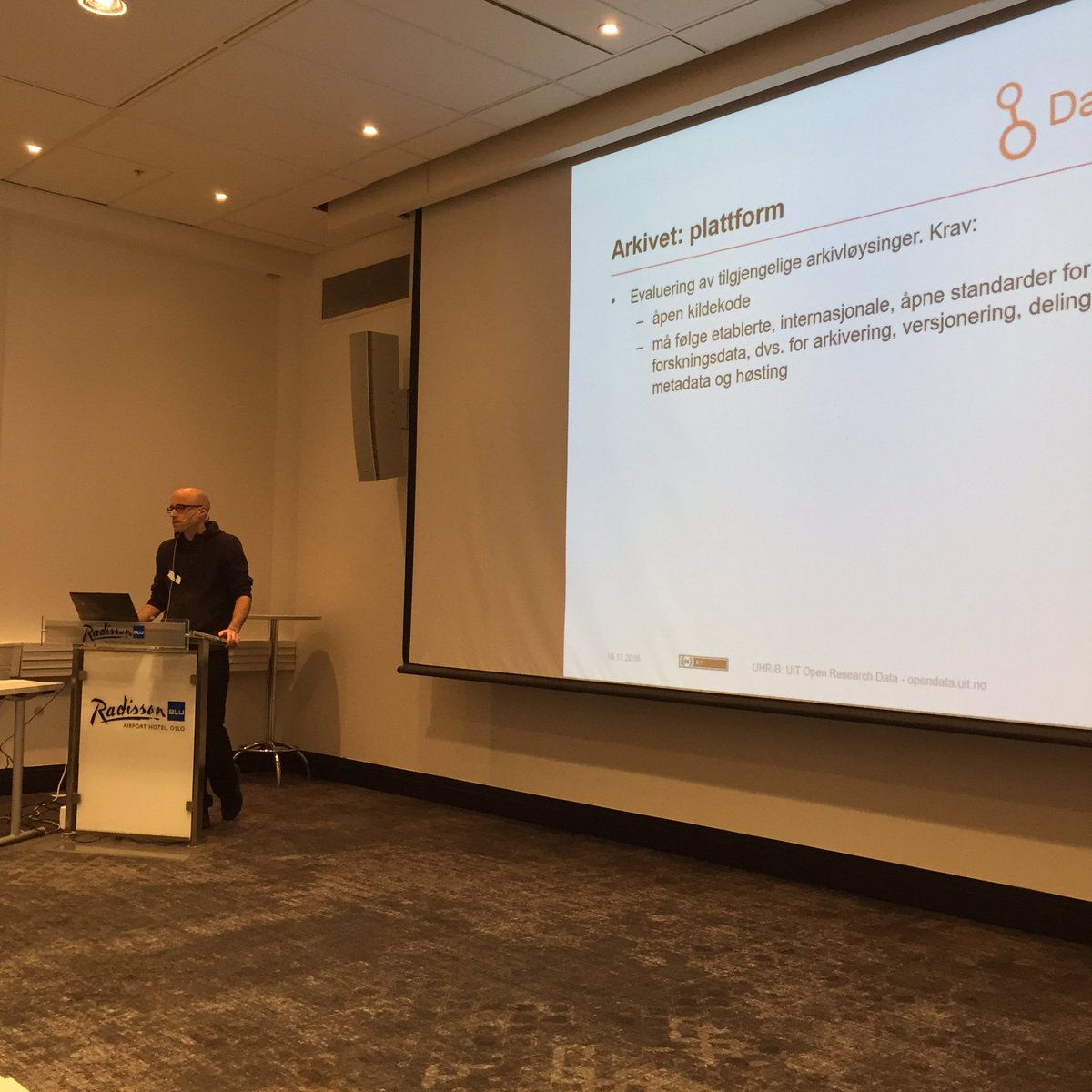 hildetd's tweet photo. Philipp Conzett snakker om @UiTromso sin plattform for #forskningsdata #fdata2016 https://t.co/pfzdWer1qO