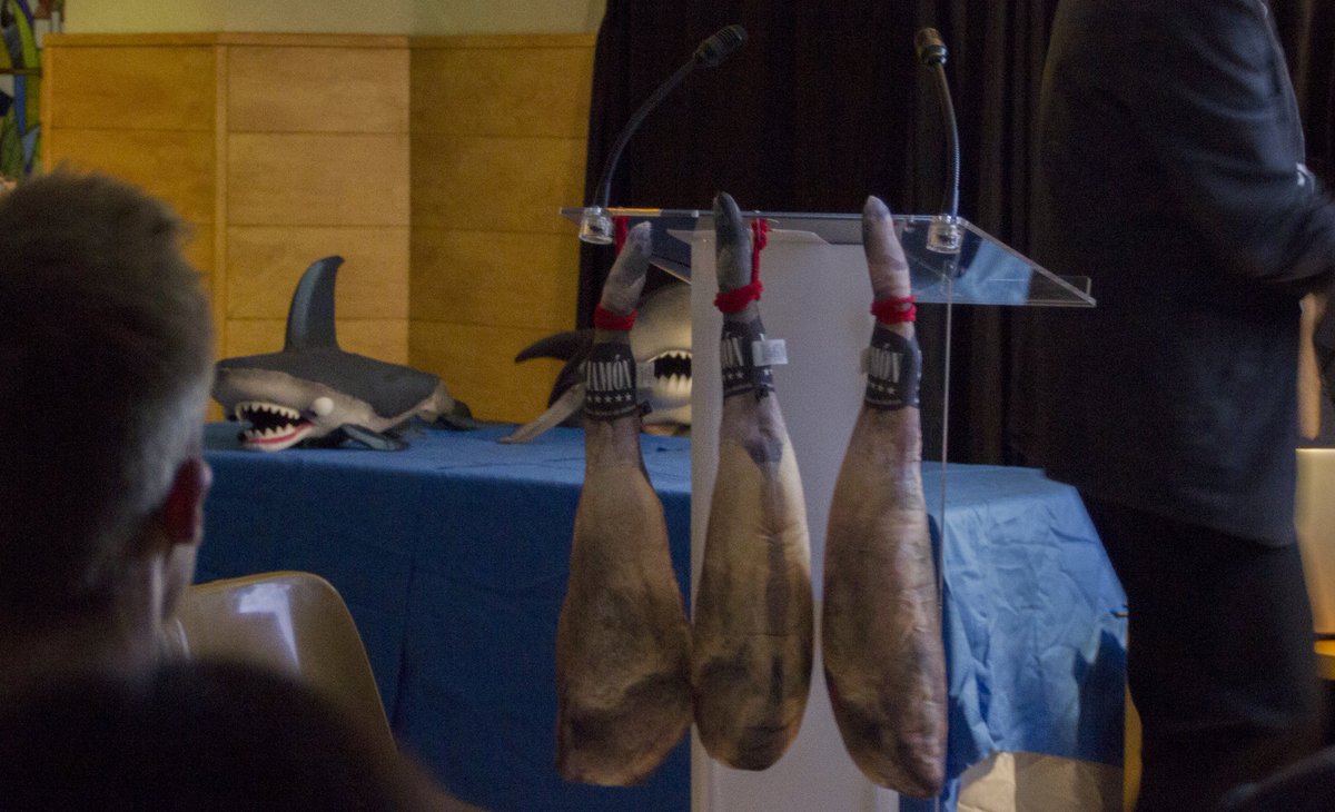 DeliranteOrg's tweet photo. Tiburones, tarjetas black legales y jamones anti soborno durante los Premios Delirante de Cortos contra la Corrupción #CortoConElla https://t.co/LM4RQgwa7B
