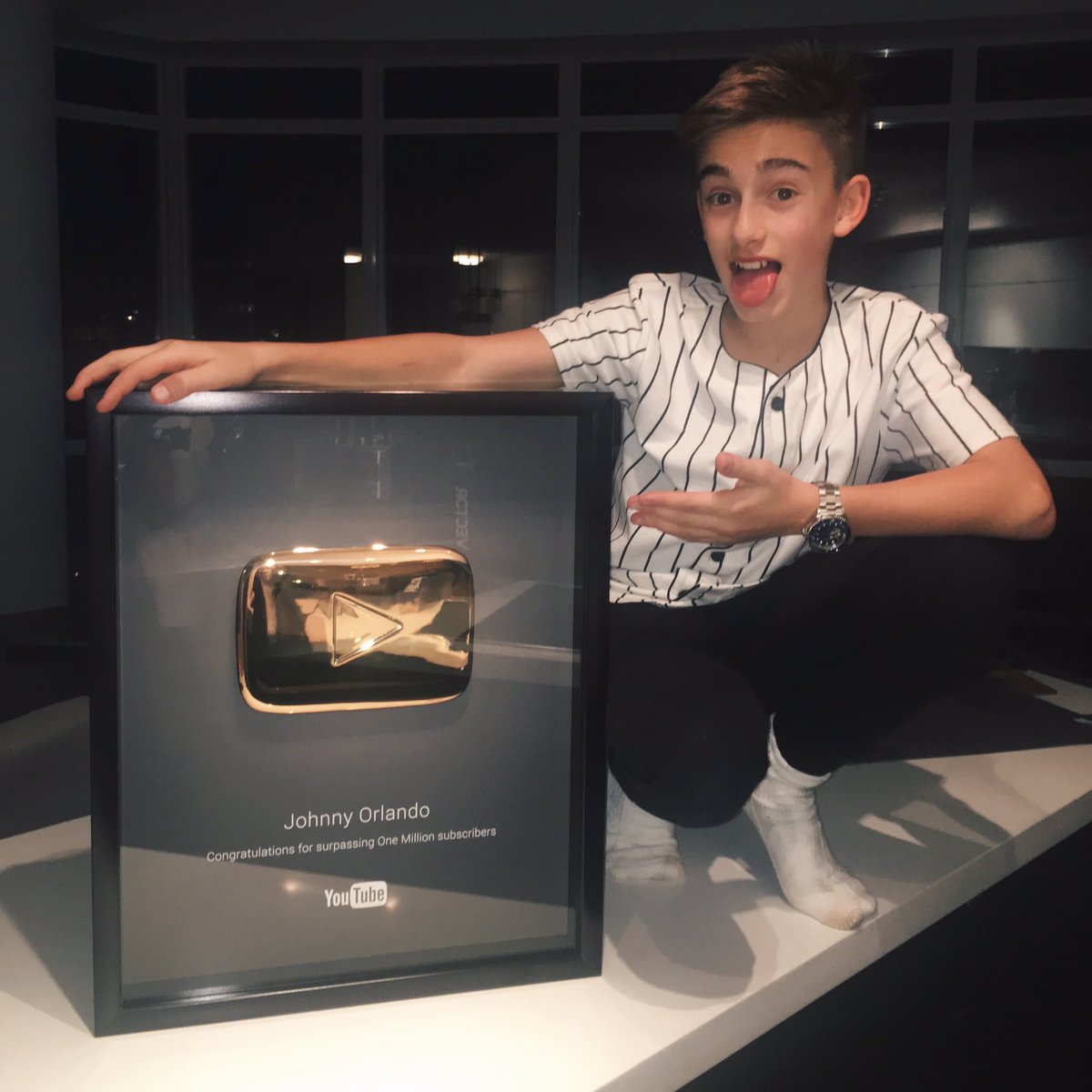 JohnnyOBrasil_'s tweet photo. Notícia: Johnny Orlando ganhou sua primeira certificação de mais de 1 milhão de inscritos em teu canal. 😍 https://t.co/rGG1MaVUei