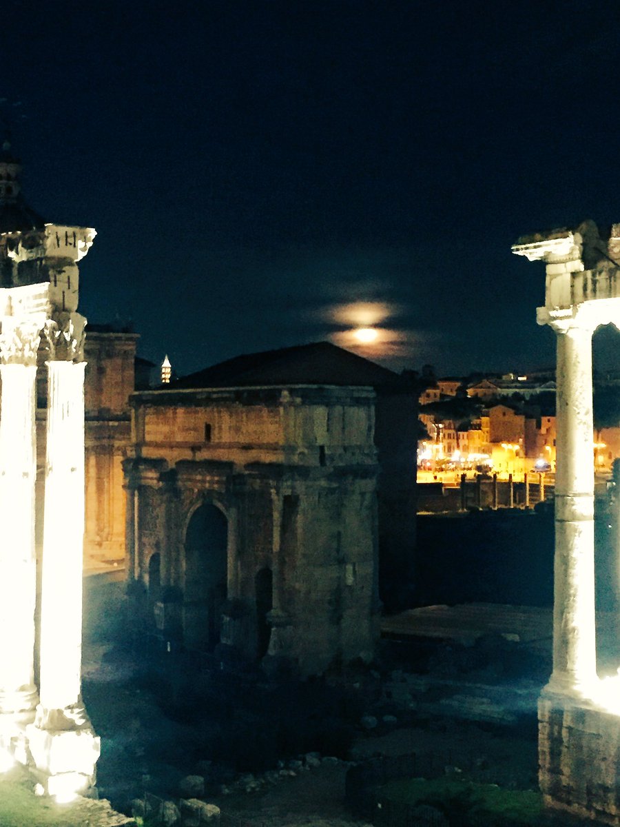 liviapizzichini's tweet photo. .@CollinsAstro #supermoon2016 over the roman forum.#moonfail 🌕 https://t.co/sRpXAzleCz