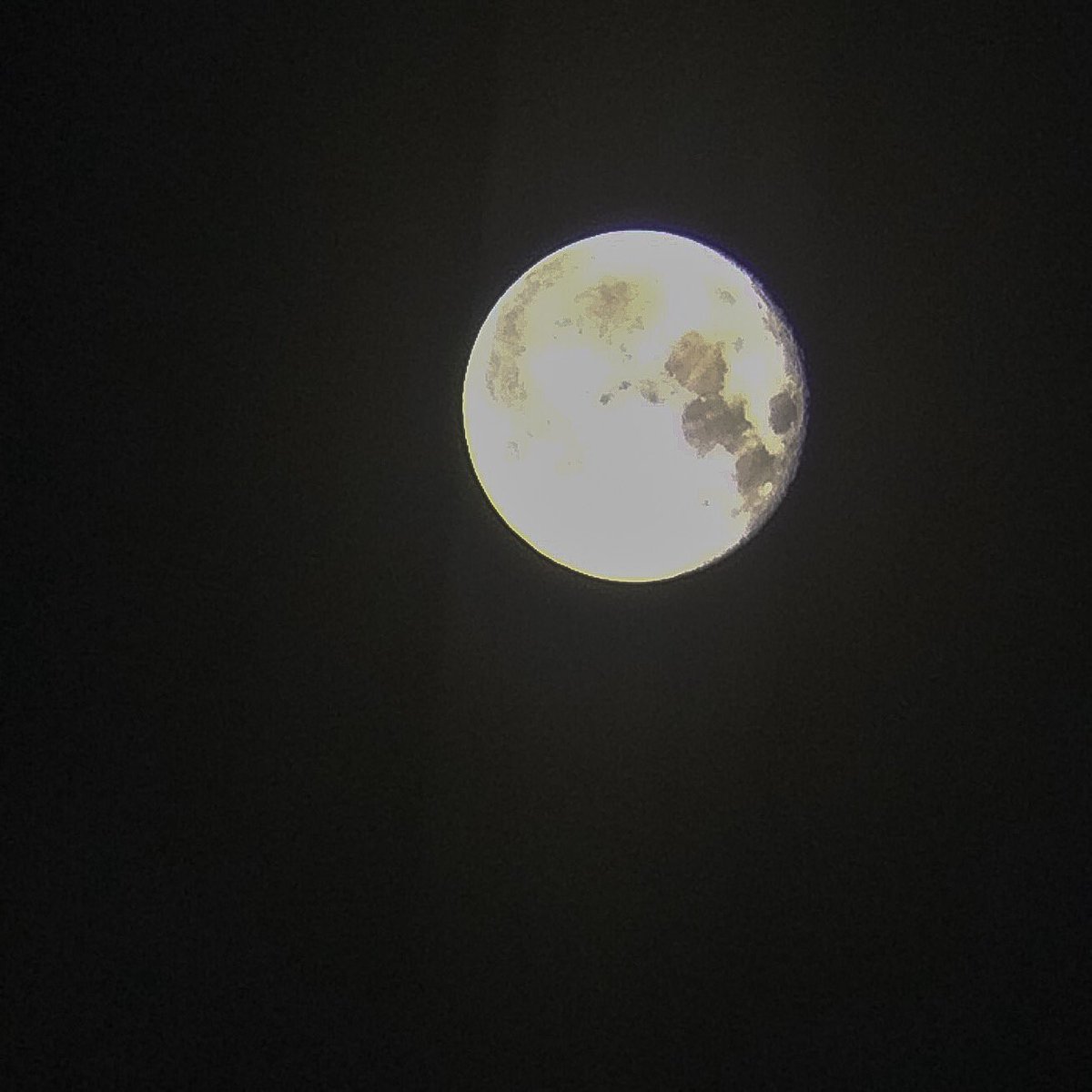 __BACK__YARD__'s tweet photo. スーパームーンの1日後( ´ ▽ ` )ノ
双眼鏡を使って撮影しました♬
#supermoon #onedayafter #スーパームーン #1日後 #双眼鏡 #vixen https://t.co/tj2AaeVlcJ