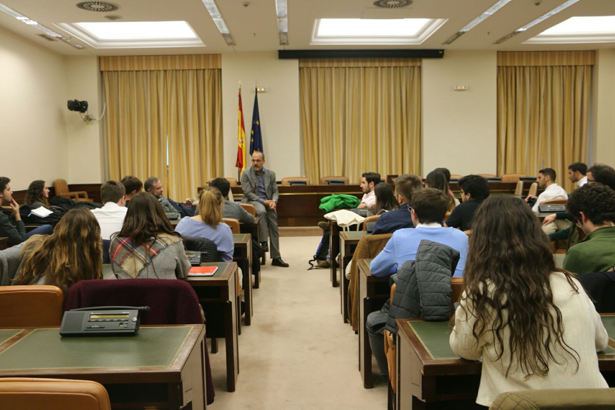 debat_org's tweet photo. Seguim amb visita al @Congreso_Es i col.loqui amb @carlescampuzano #Agora2016 https://t.co/5zoh9UxWvq