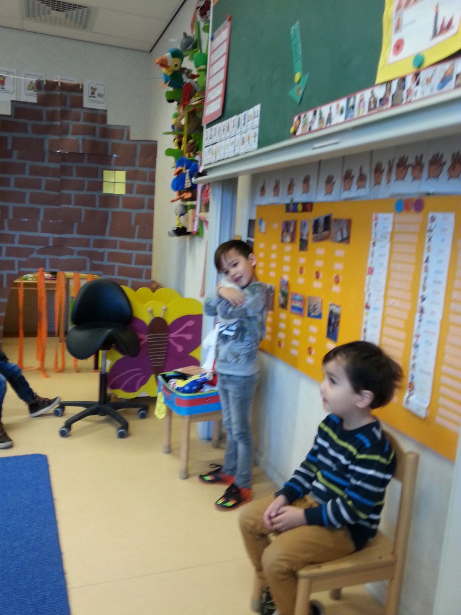 De vertelkoffer is weer opgestart in groep 1-2 " jezelf presenteren" <a href="/BSJohnFKennedy/">BS John F. Kennedy</a> @skbo_oss