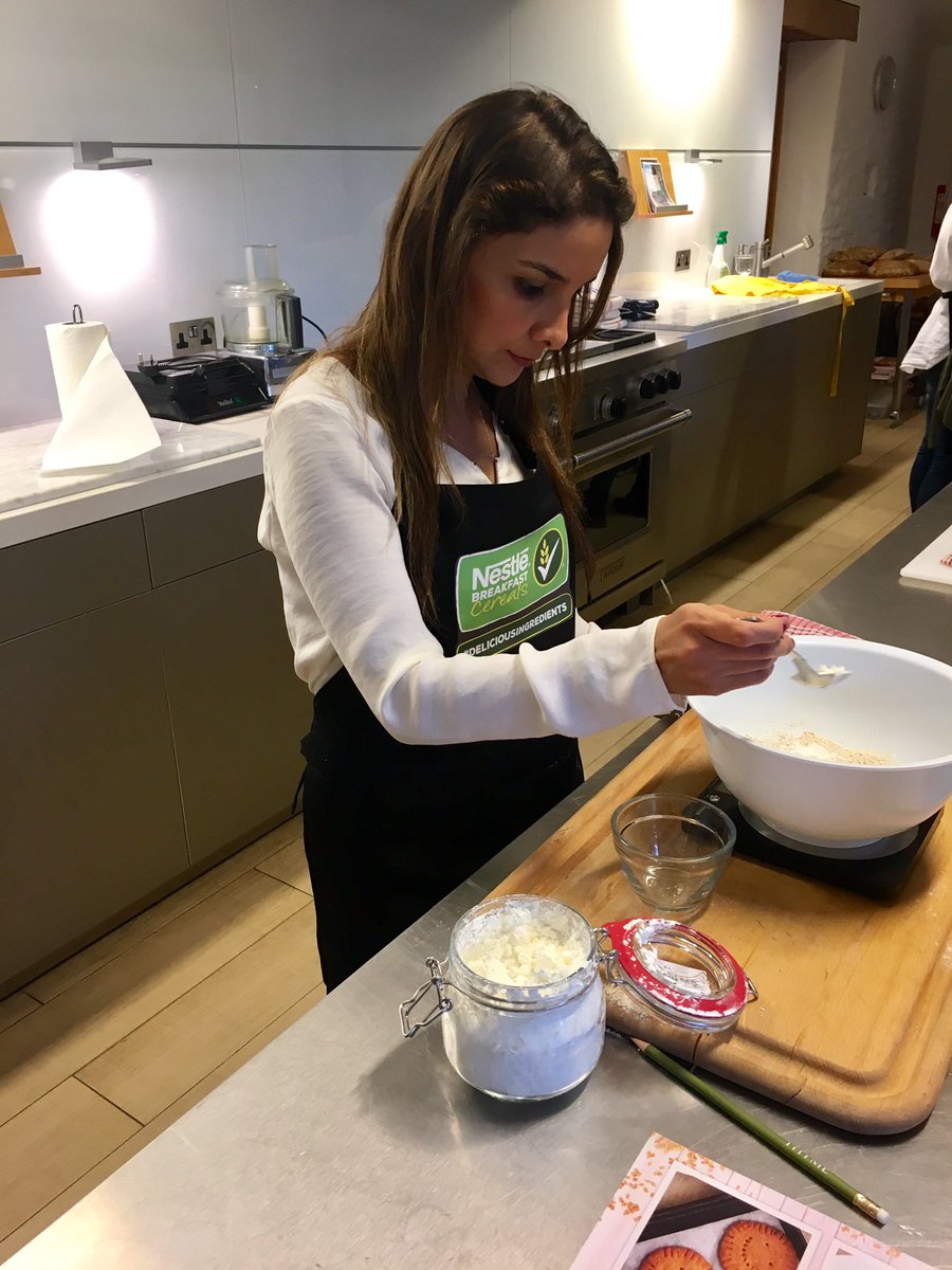 PrincElsa's tweet photo. No los quiero emocionar pero estoy aprendiendo a cocinar postres riquísimos ¡ya les contaré! #MamaIntegral #deliciousIngredients https://t.co/VbuW1vnXhS