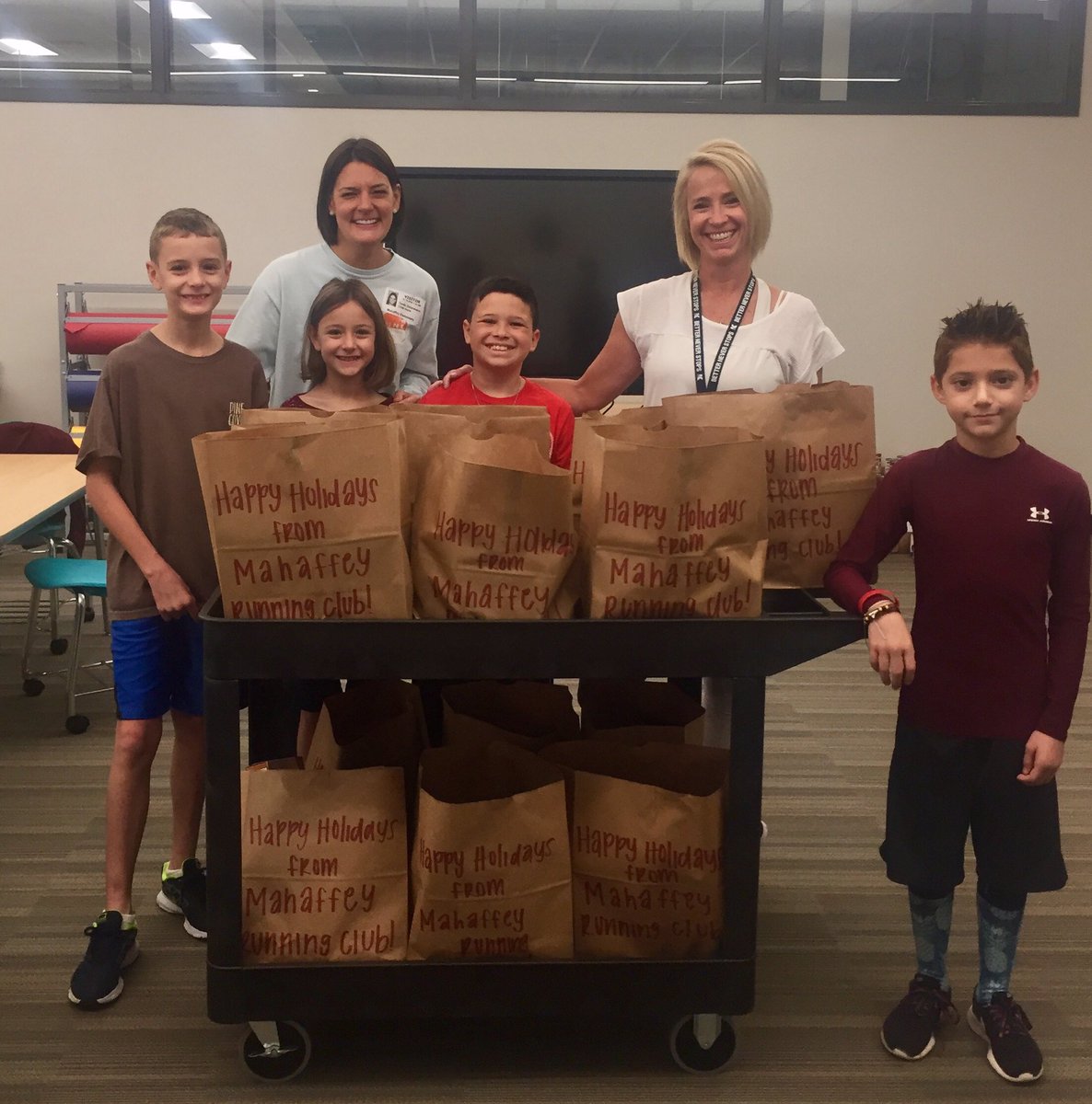Mahaffey Food Drive in action this morning!!! <a href="/MahaffeyKISD/">Mahaffey Elementary</a> <a href="/ptomahaffey/">PTO Mahaffey</a> sharingiscaring #givethanks