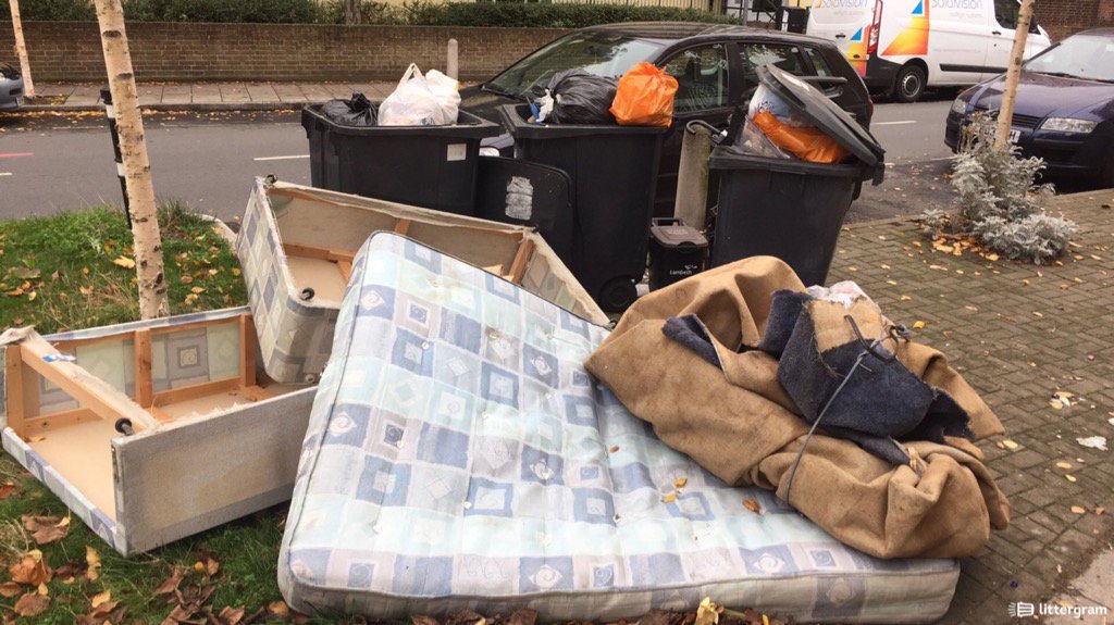 simonrucker's tweet photo. Dorset rd, SW8 #FlyTipping https://t.co/1NEIlMf8d8 @lambeth_council @littergram https://t.co/4xkQhatkAs