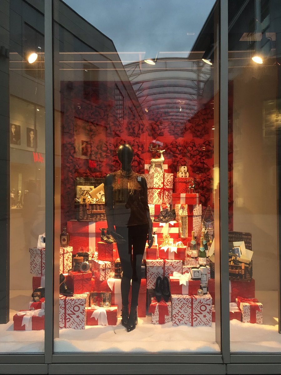 hfoxvisualmerch's tweet photo. Marks &amp; Spencer Christmas Windows. My team did an amazing job🎄 https://t.co/joUI5m0yYo