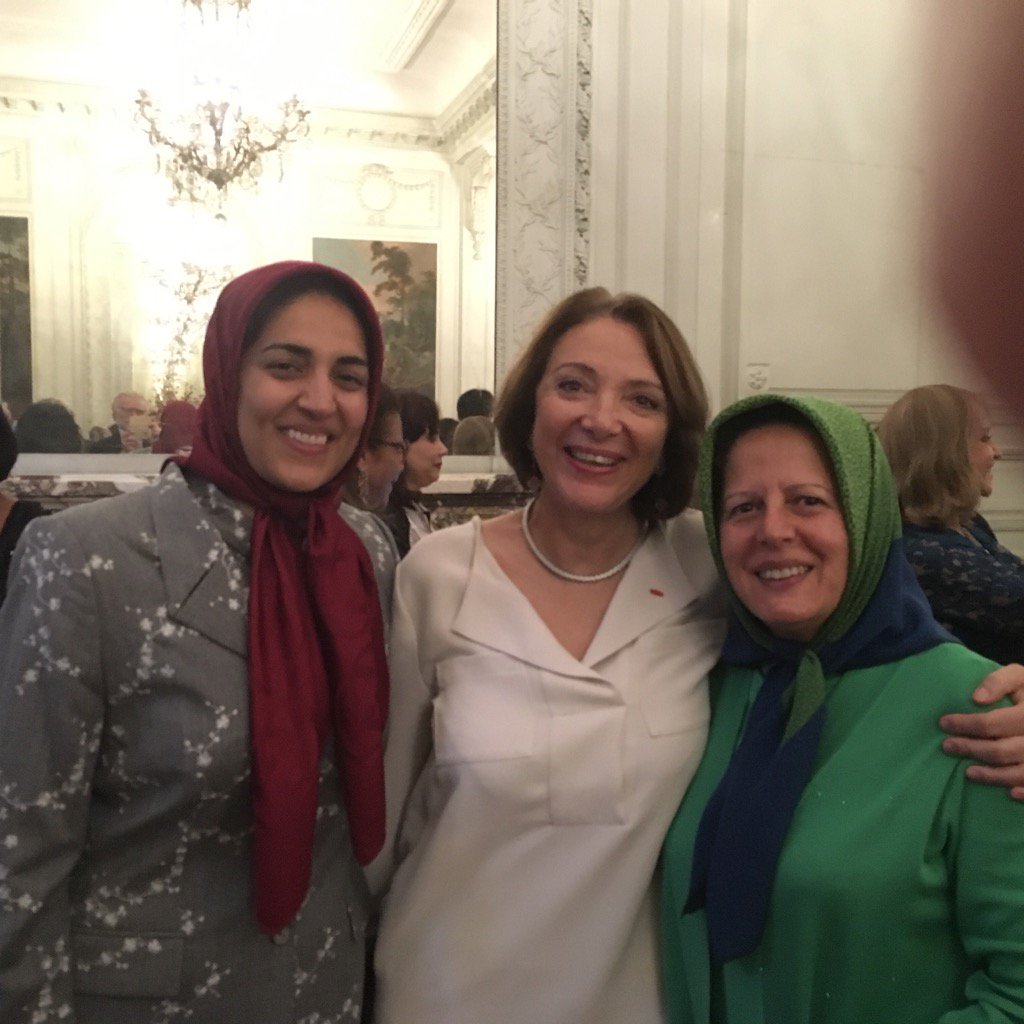 AttiasDominique's tweet photo. Avec mes amies iraniennes . Femmes engagées congrès international #FIFJ #BuenosAires https://t.co/7v0ntxfBWi