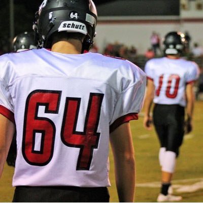 GMCSneakDis's tweet photo. When you're a senior and you don't play. So you get a picture to make it look like you're on the field😱 @CBARR_7899 https://t.co/ZItrstx4Ni