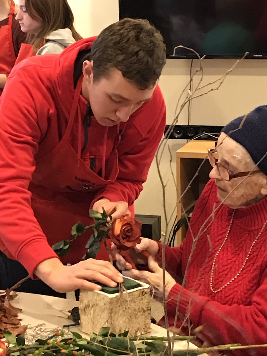 Region6Gardens's tweet photo. Floral design workshop with late autumn colors at Morris Senior Center today! https://t.co/uQHr0saRny