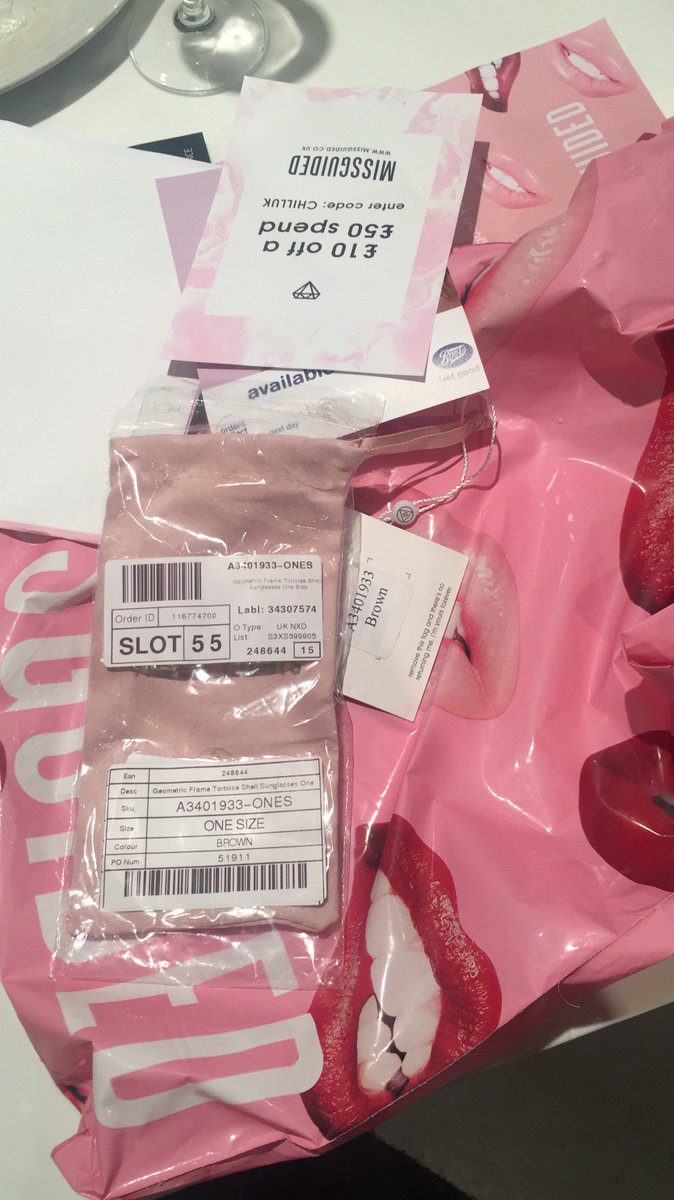 Aleyaax's tweet photo. @Missguided_help got resent my parcel and yet again no glasses but a case absolutely ridiculous !!! https://t.co/pQ5Kz8RMbL