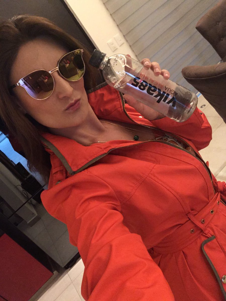 luzrinconram's tweet photo. Lista a trabajar #FelizMartes y por supuesto @VikaWatermx siempre conmigo! #VidaAlcalina #Alcalinizate #VikaWatter https://t.co/AQZbNcCp4b