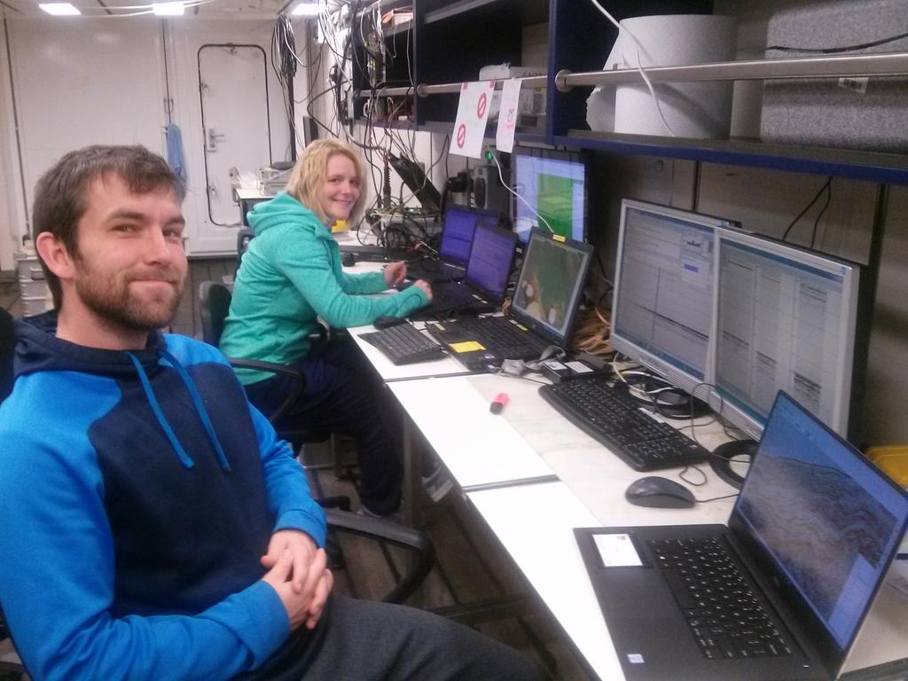 V_Olganica's tweet photo. Earlybird #WatchKeepers from @gemar_ieo @GEOMAR_en @EpsUcsc at #Hydroacustic #Seismics labs at #SO252 #RitterIsland https://t.co/Hx0RKrY3RB