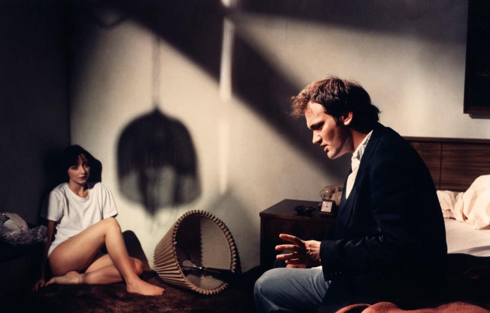 Quentin Tarantino e Maria de Medeiros no set de Pulp Fiction (1994). #PulpFiction #QuentinTarantino #MariaDeMedeiros