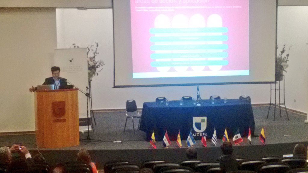 utem's tweet photo. AHORA| Héctor Torres, Director de #ProteinLabUTEM nos habla del compromiso que el Programa tiene con la Innovación Social en #ForoUTEM https://t.co/HcpxF3FObO