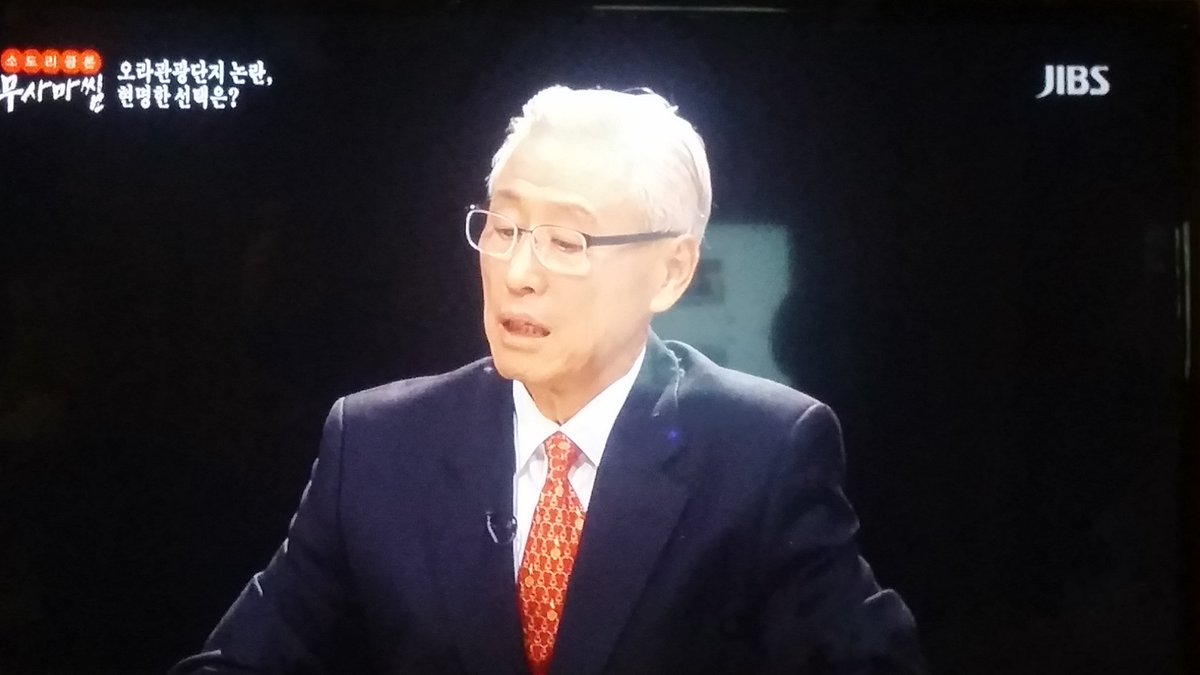 할복 신구범 전 제주지사가 지역방송 토론 방송에 나오는데 시민단체보고 행동을 하라며 하는 말이 '감옥 갈 각오로'행동 하시란다 ㅋㅋㅋ 떠오르는 행동은 할복인데 ㅋㅋ 근데 프로그램 MC가 아들임 ㅋㅋㅋ