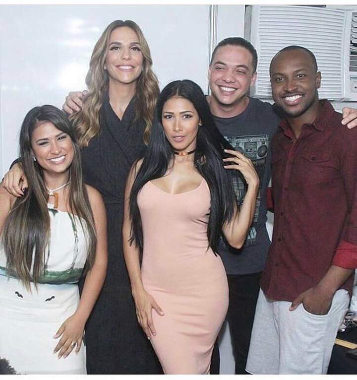 Iamdesir's tweet photo. Que linda essa foto da família Kardashian reunida, a Kourtney, Khloe, Kim, o Rob e o Kanye West #BrazilianVersion https://t.co/EABPsxdXTO