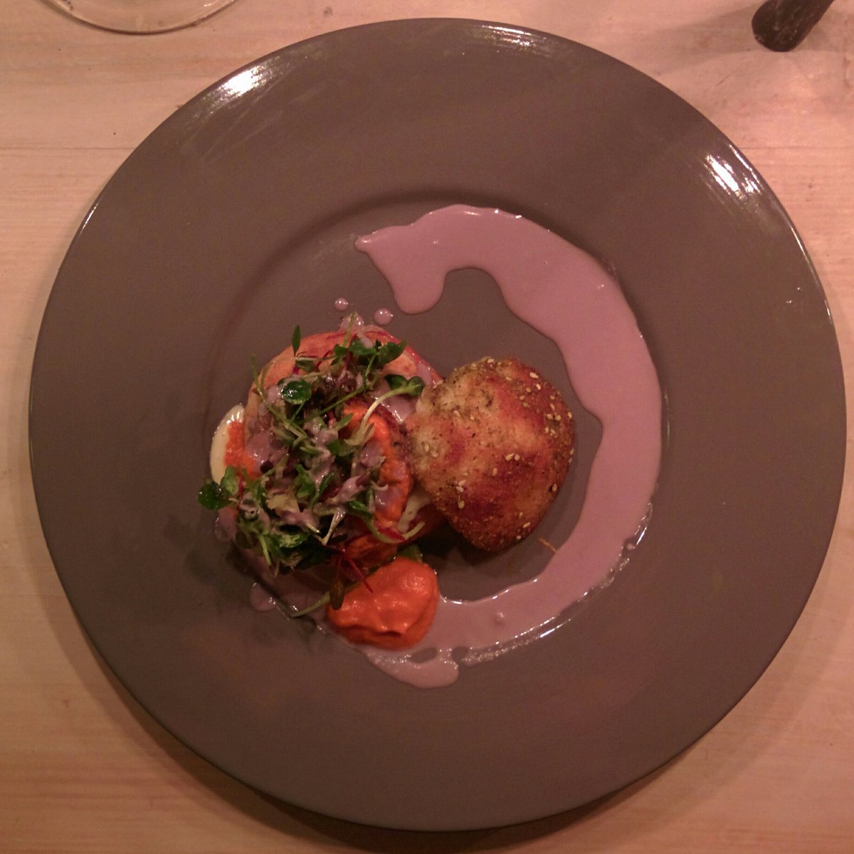 assadajd's tweet photo. Moroccan burger. Zaatar infused bun, sous vide harissa chicken, garlic aoli, microgreens, pomegranate sauce. #Lovefools https://t.co/ezjSeO5Sa7